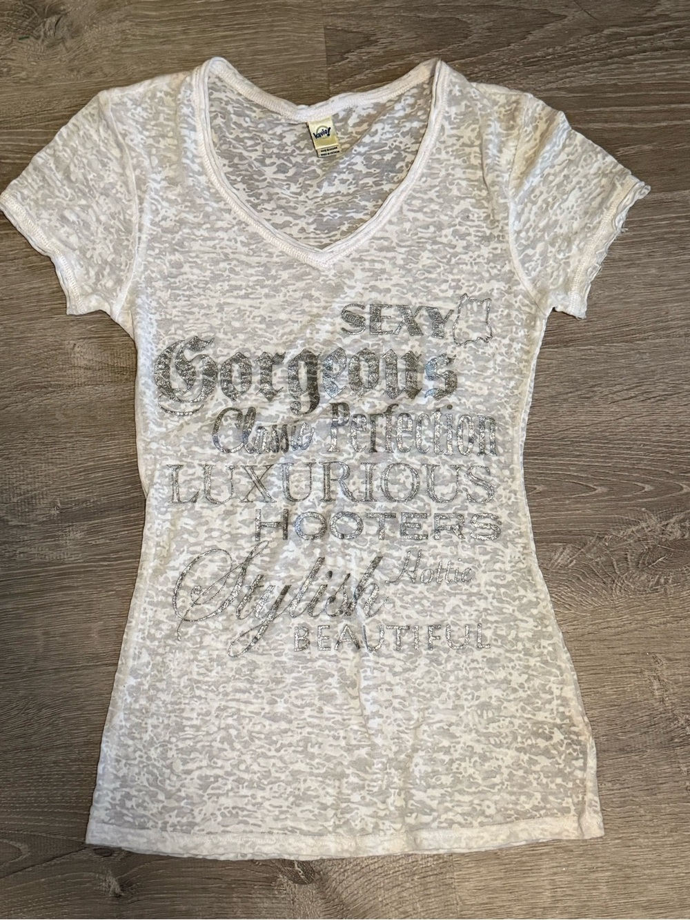 Hooters White Graphic V-Neck Burnout Silver Tee Medium